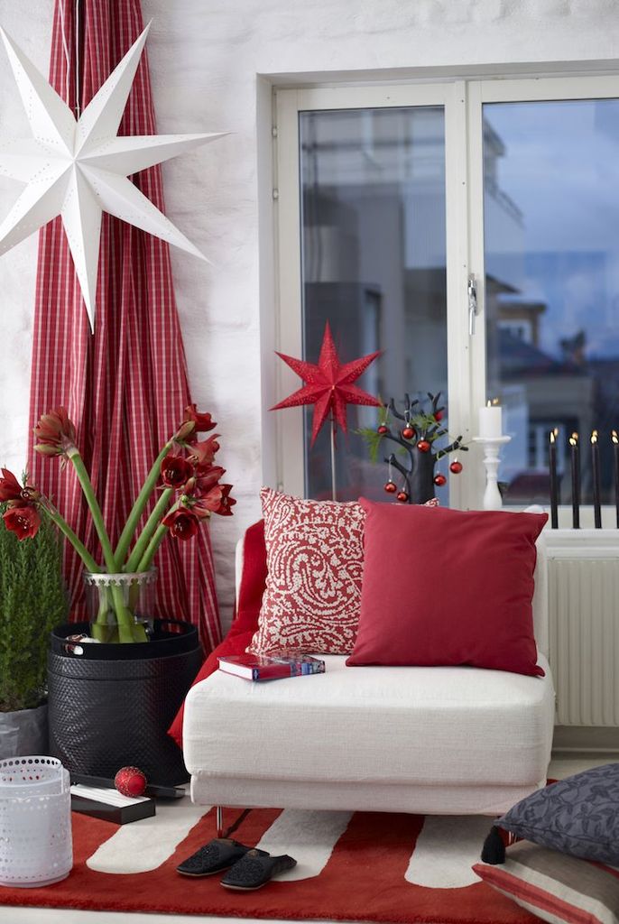 Modern-farmhouse-living-room-with-red-and-white-star-ornaments-to-perfect-your-living-room