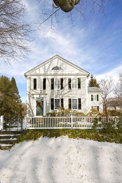 One-simple-wreath-looks-clean-and-tasteful-for-winter-front-yard