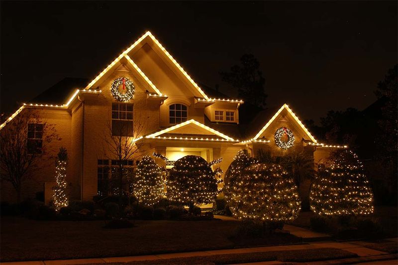 Outdoor-white-christmas-lights