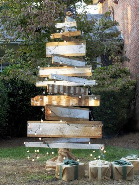 Reclaimed-wood-tree-for-winter-front-yard