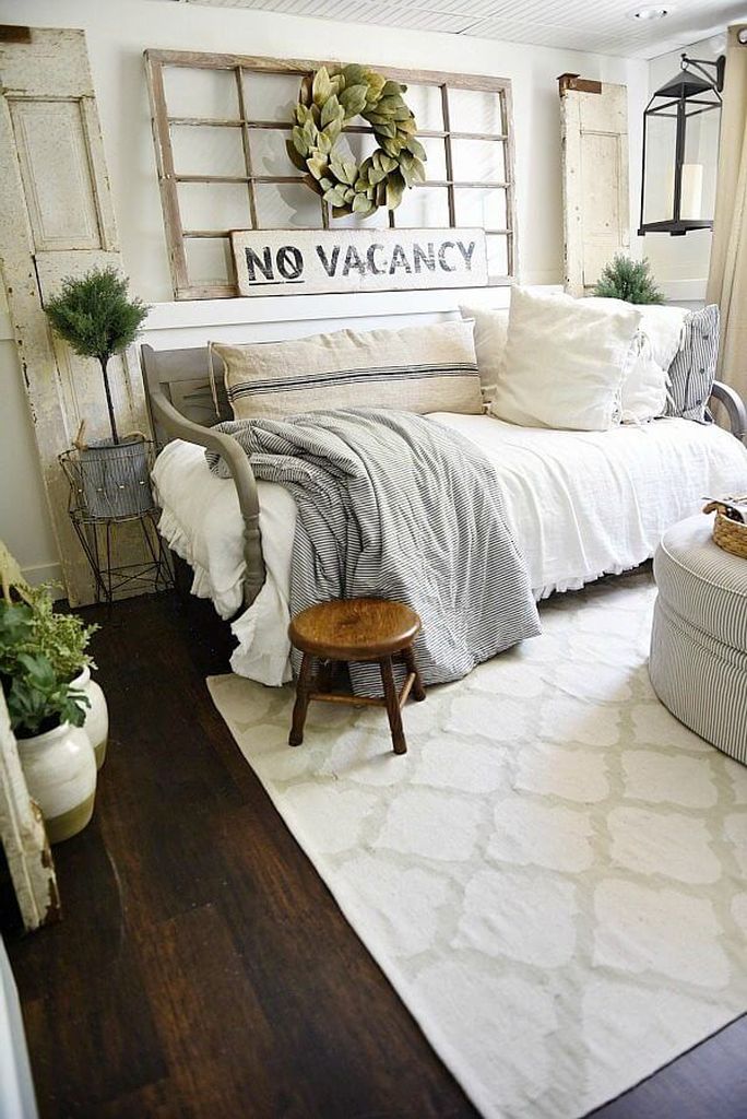 Simple-farmhouse-living-room-decoration-with-leaves-wreath-on-the-walls-to-make-more-beautiful-your-living-room