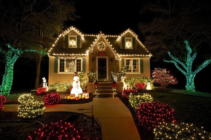 Traditional-lights-decoration-for-front-yard.