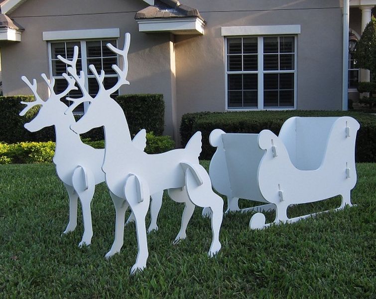 While-the-white-sleigh-looks-very-cute-for-front-yard