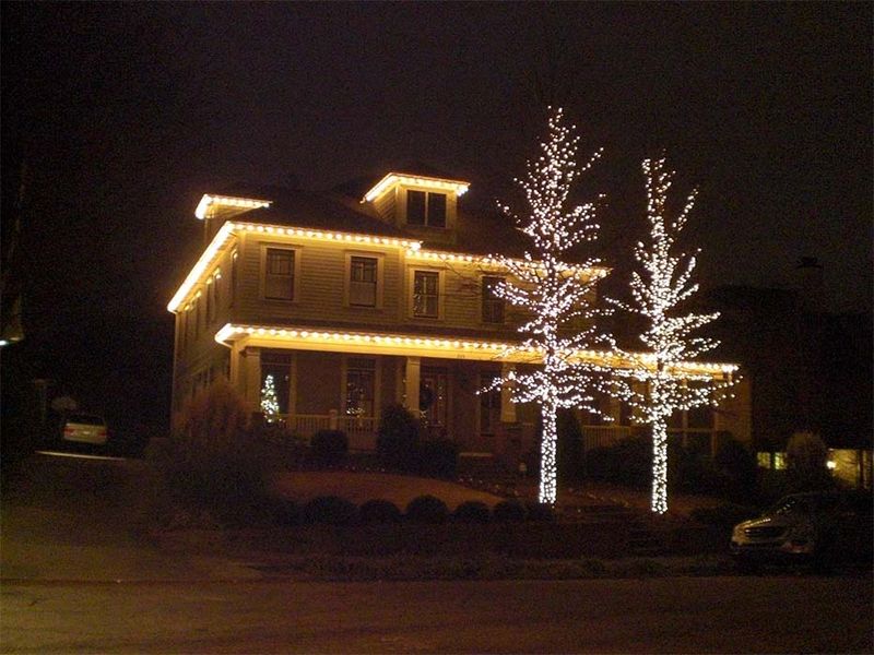 White-and-golden-christmas-lighting-idea