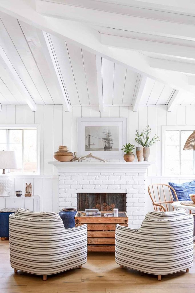 White ceiling to complete your living room design