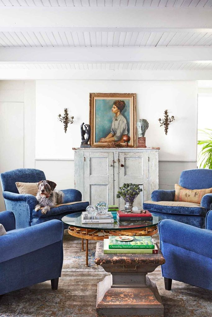 White walls combined with blue sofas