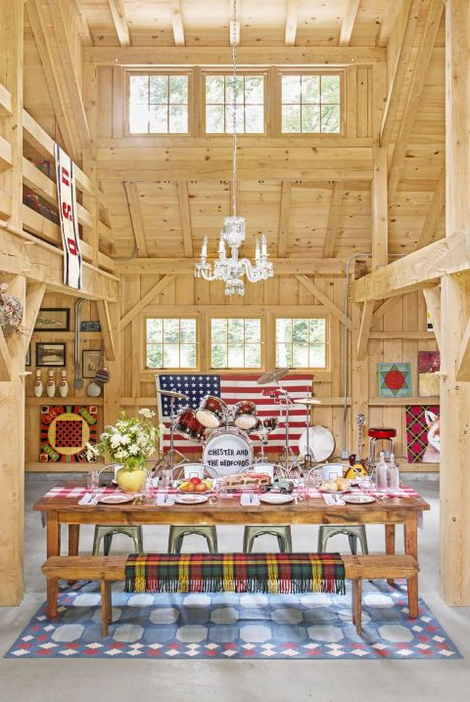 Dining room wih wooden walls