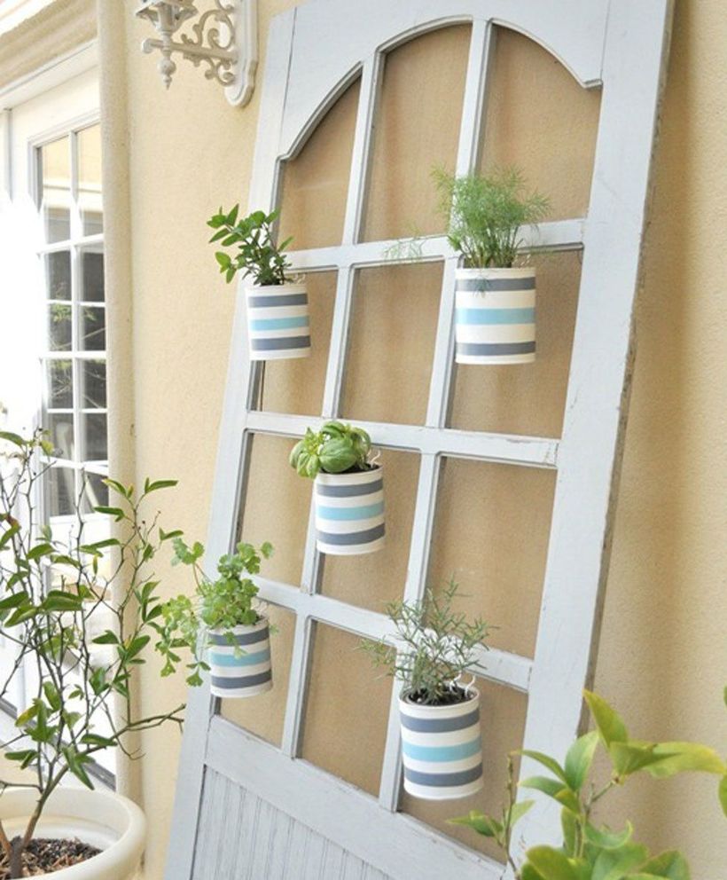Gallery-1427139458-cottage-screen-door-planters-cg1