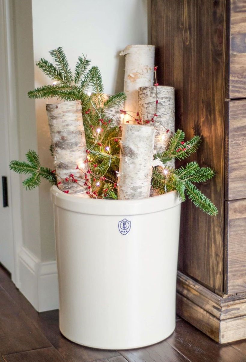 Gallery-1479143171-warm-cozy-christmas-foyer-3wtm