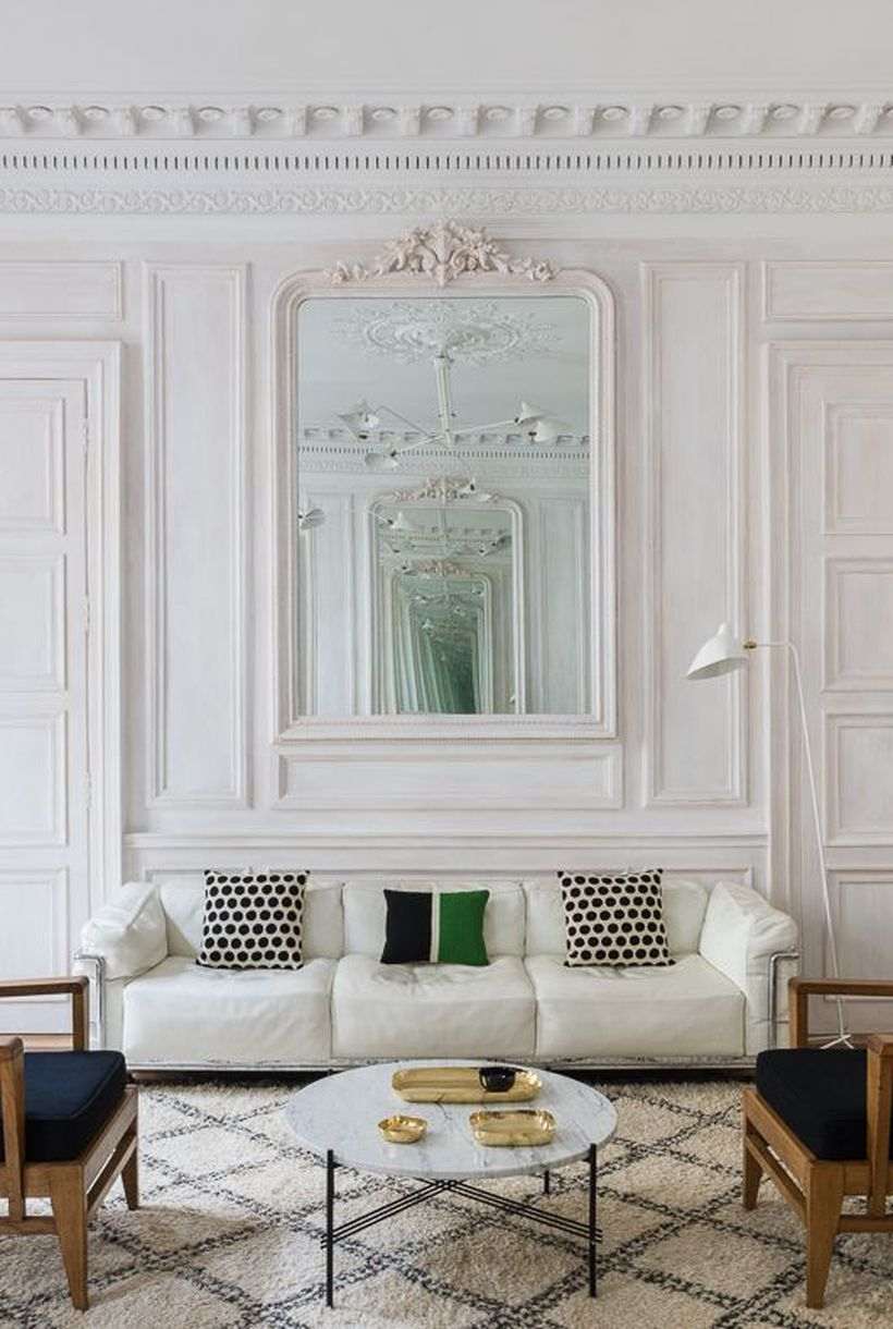 Small black round motif in the white cushion