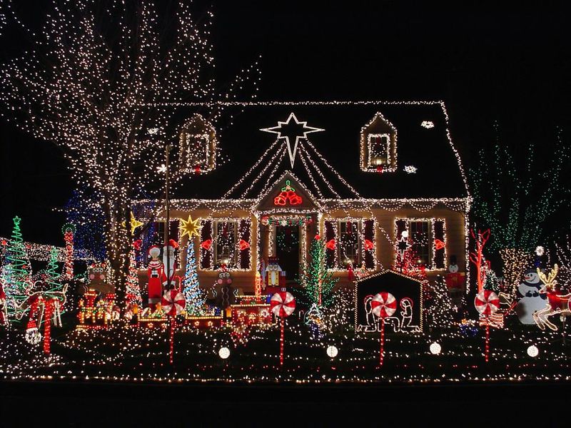 Windows-and-yard-were-outlined-in-classic-white-lights-and-topped-with-an-extra-large-star.