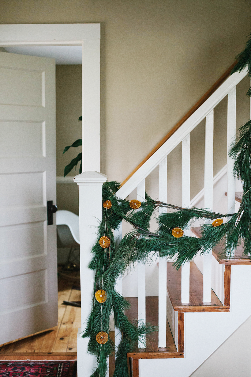 Winter-decorating-ideas-orange-slice-garland-1540999236-1