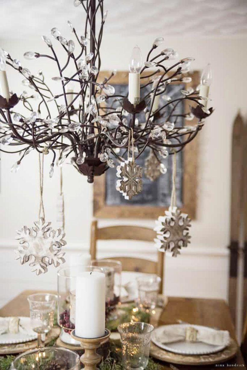 Winter-decorating-ideas-snowflake-chandelier-1540998989