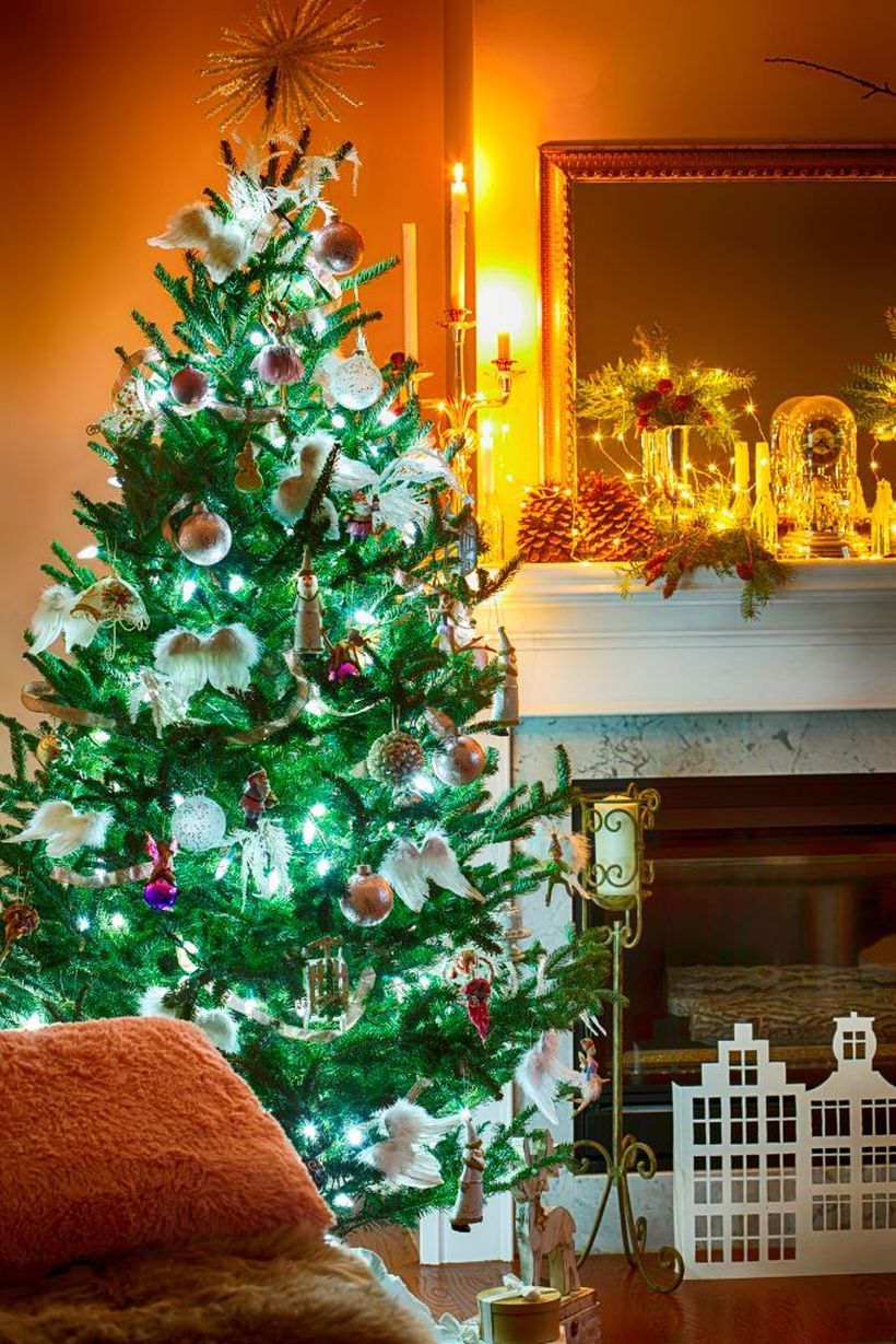 1interior-room-with-elegant-christmas-decoration-news-photo-1572897927