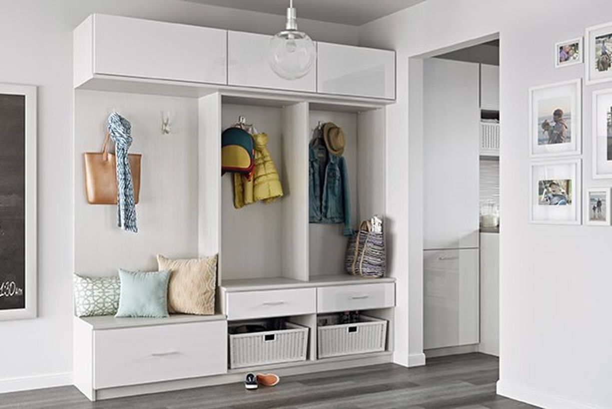 1mudroom-entryway-tesoro-tuscan-moon-high-gloss-white-slab-bnnr1-620x415