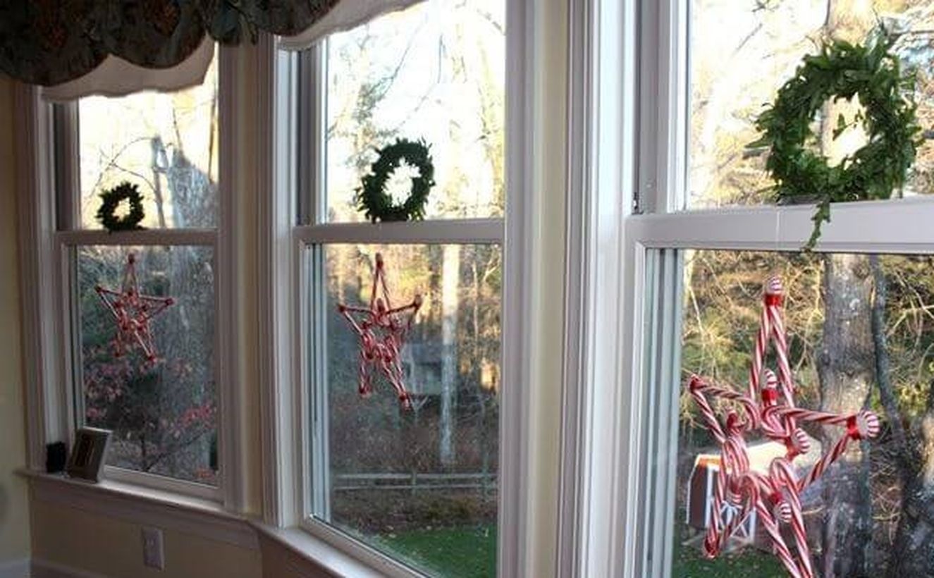 4candy-cane-christmas-wreath-window