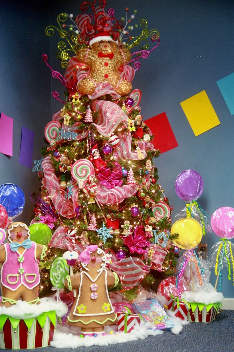 555gingerbread-candyland-christmas-tree-1