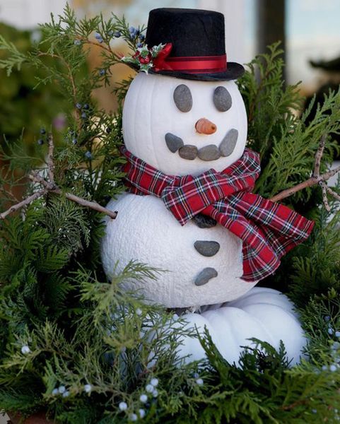 Amazing-pumpkin-outdoor-decoration-snowman-with-time-for-the-pumpkins-pine-cones-and-pretty-fall-leaves-to-make-their-presence-known.