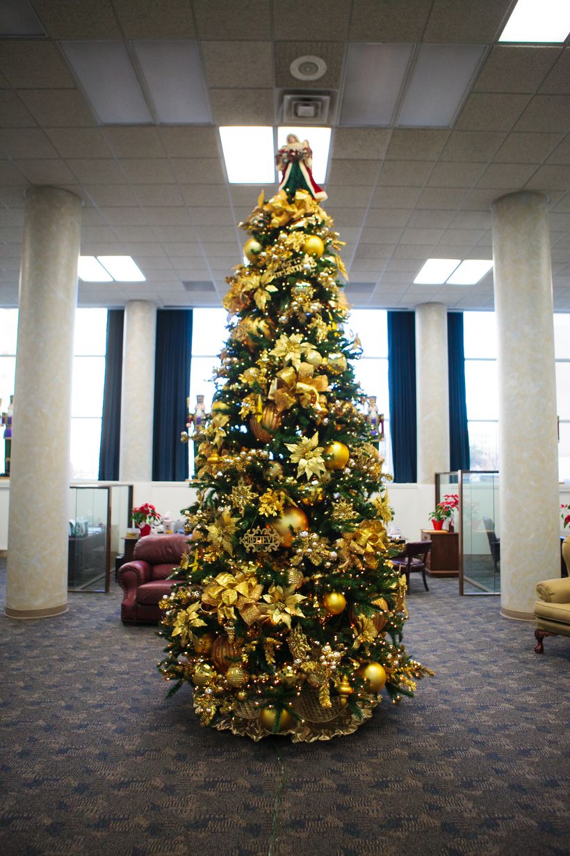 Bank-christmas-tree-decorating-ideas