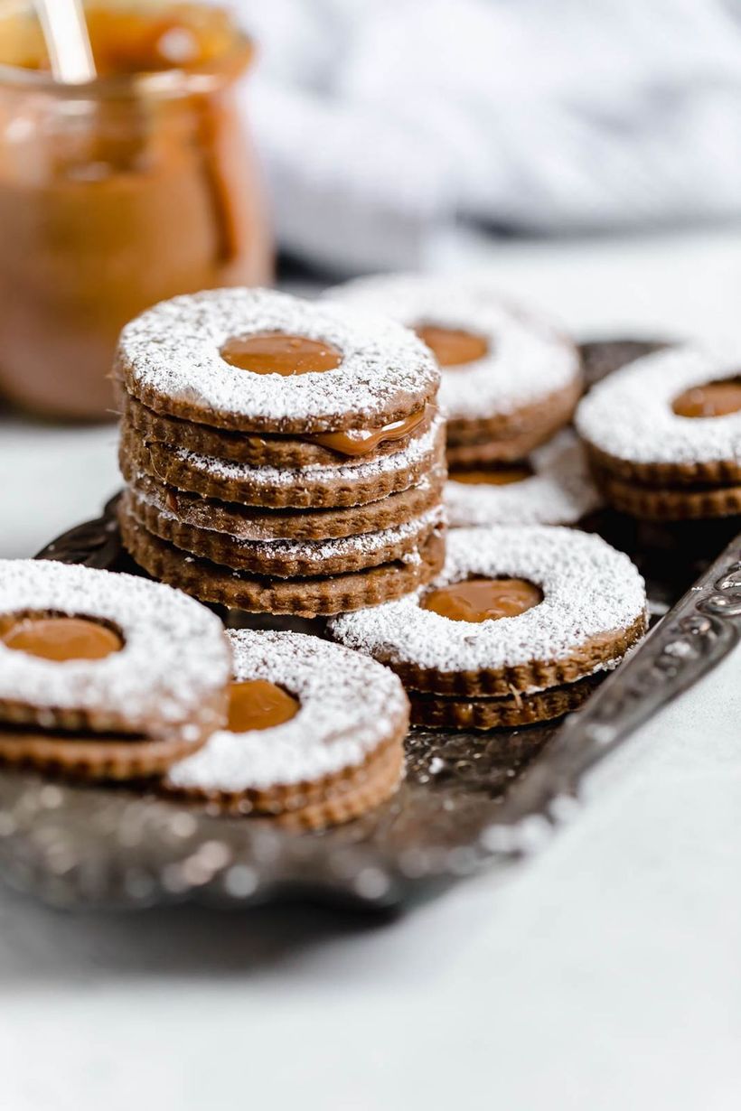 Classic-christmas-décor-ideas-with-gingerbread-cookies-a-homemade-dulce-de-leche-filling-makes-this-dessert-downright-decadent.