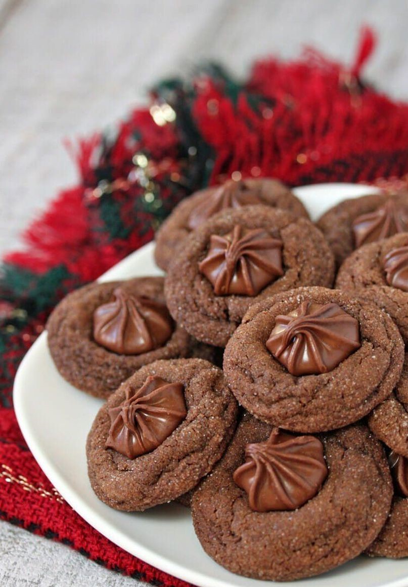 Classic-christmas-décor-ideas-with-soft-chocolate-gingerbread-cookies.-the-recipe-is-made-with-cocoa-powder-and-each-cookie-is-adorned-with-a-chocolate-star.-1