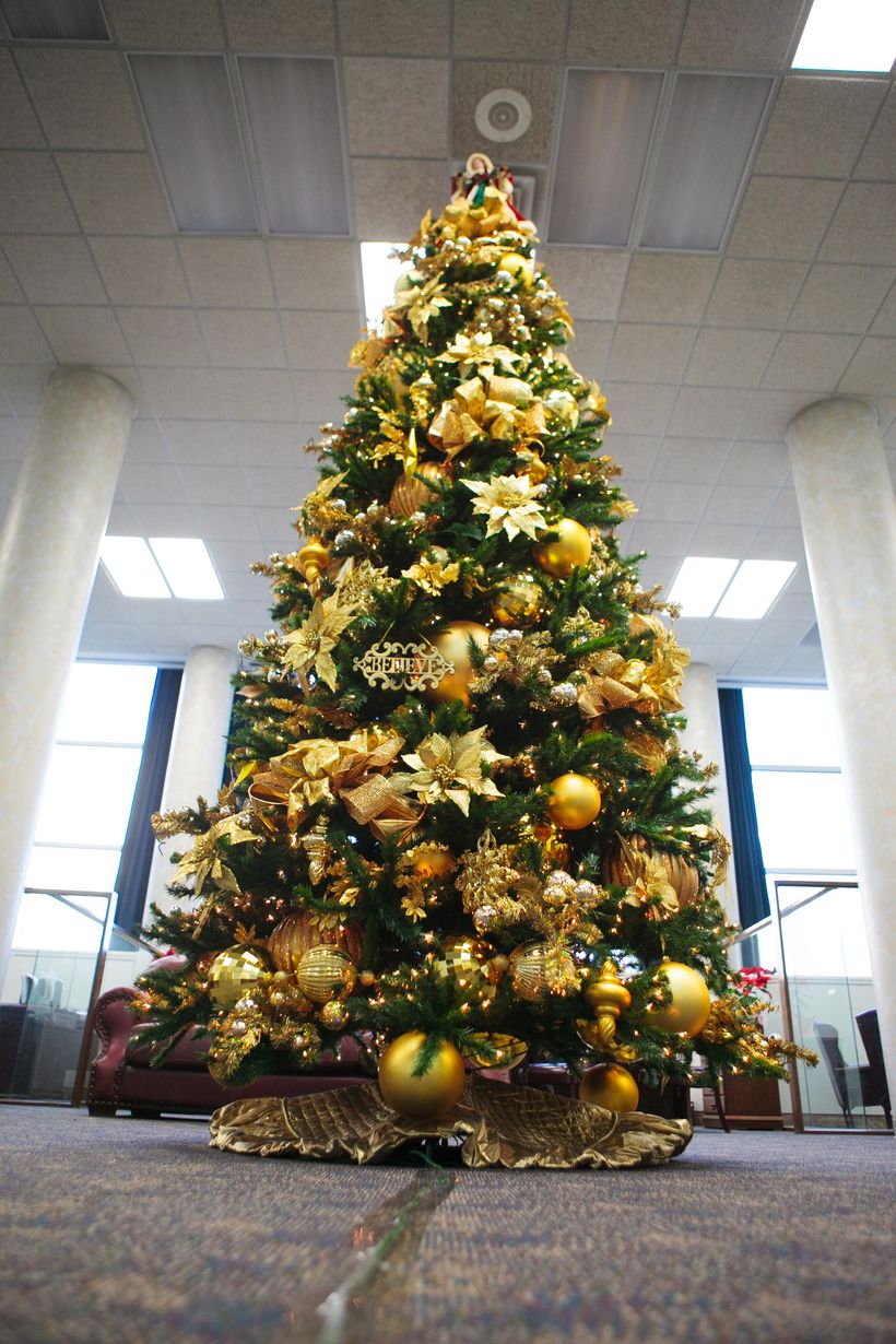 Gold-christmas-tree-decorating-idea