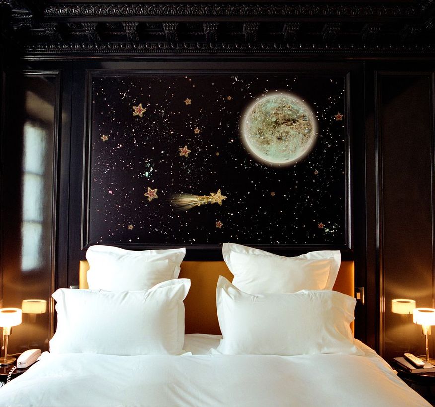 Gold-stars-for-a-black-bedroom-decor