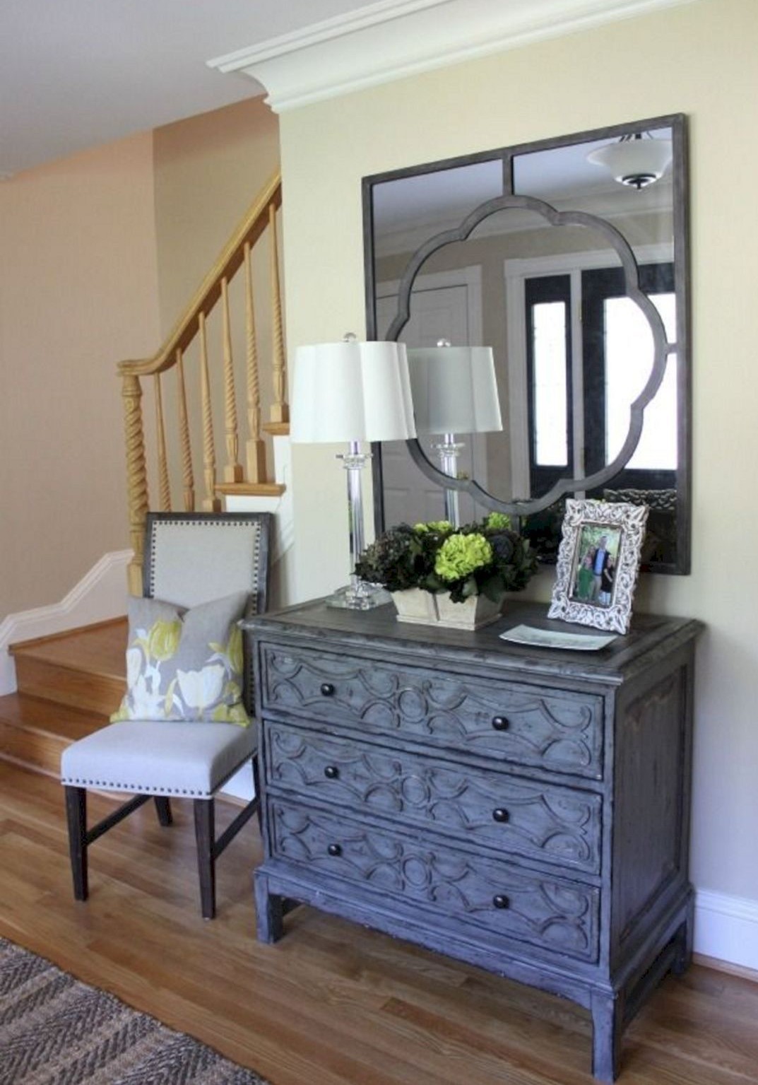 Small-foyer-entryway-decorating-idea-1
