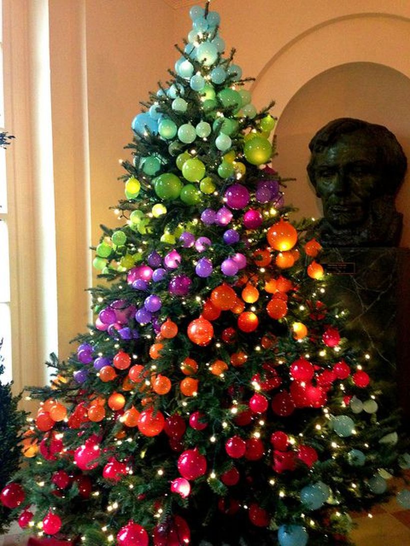 The-most-colorful-and-sweet-christmas-trees-and-decorations-you-have-ever-seen-homesthetics-3