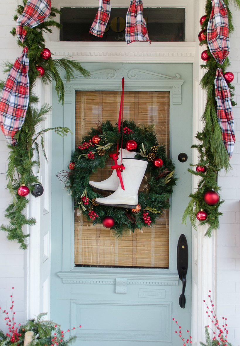 Welcoming-christmas-front-door-with-boot-iful-wreath-would-look-so-cute-with-a-pair-of-worn-cowboy-boots.-1