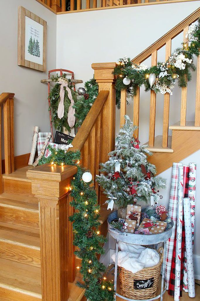 Christmas-decorations-for-stairs-items