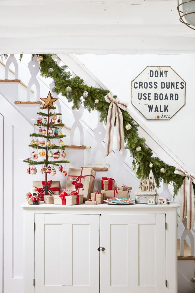 Staircase-christmas-decorations-garland
