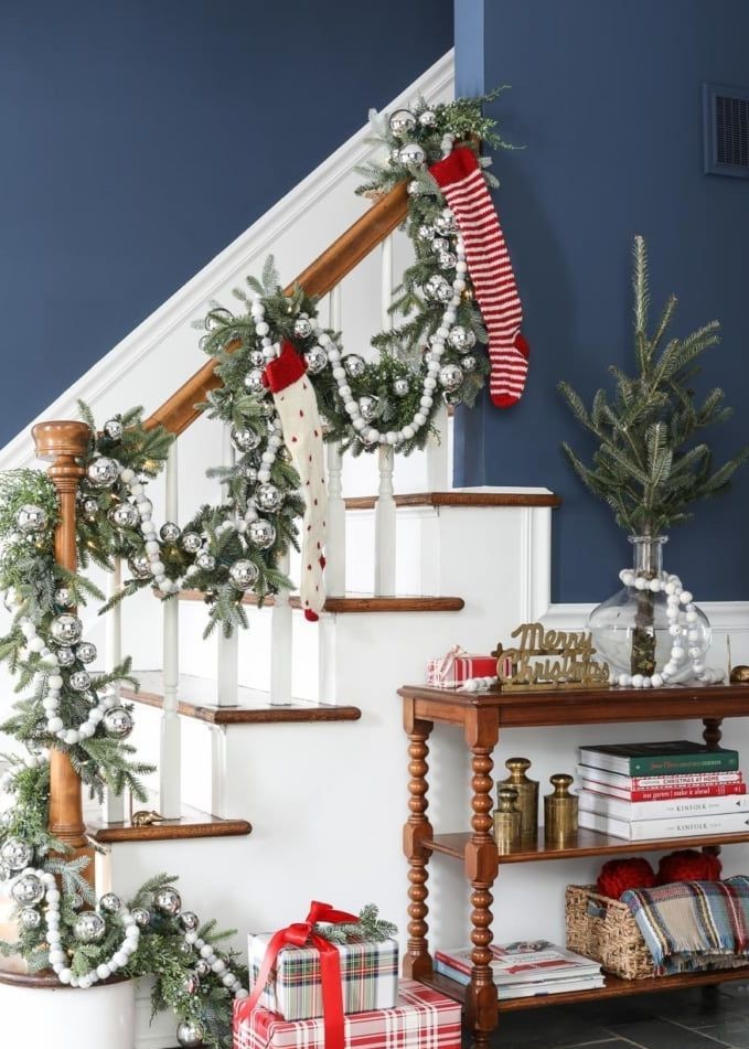Staircase-christmas-decorations-white
