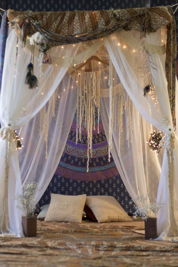 15-ideas-to-hang-christmas-lights-in-a-bedroom-23