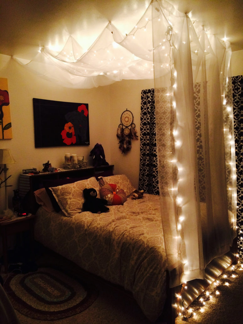 15-ideas-to-hang-christmas-lights-in-a-bedroom-4-775x1033-1