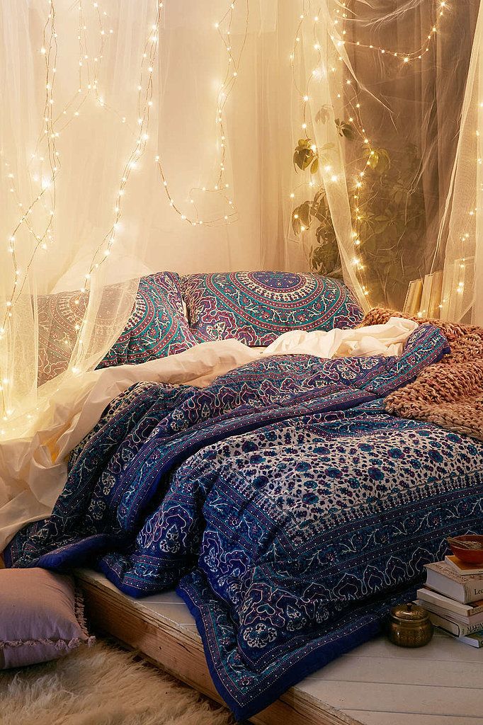 15-ideas-to-hang-christmas-lights-in-a-bedroom-7