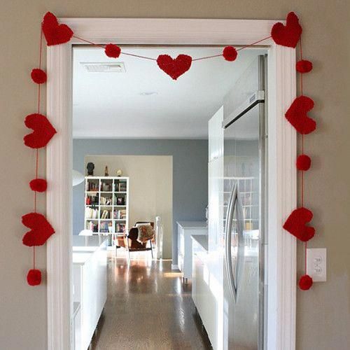 Felt-heart-garland-around-the-door-1