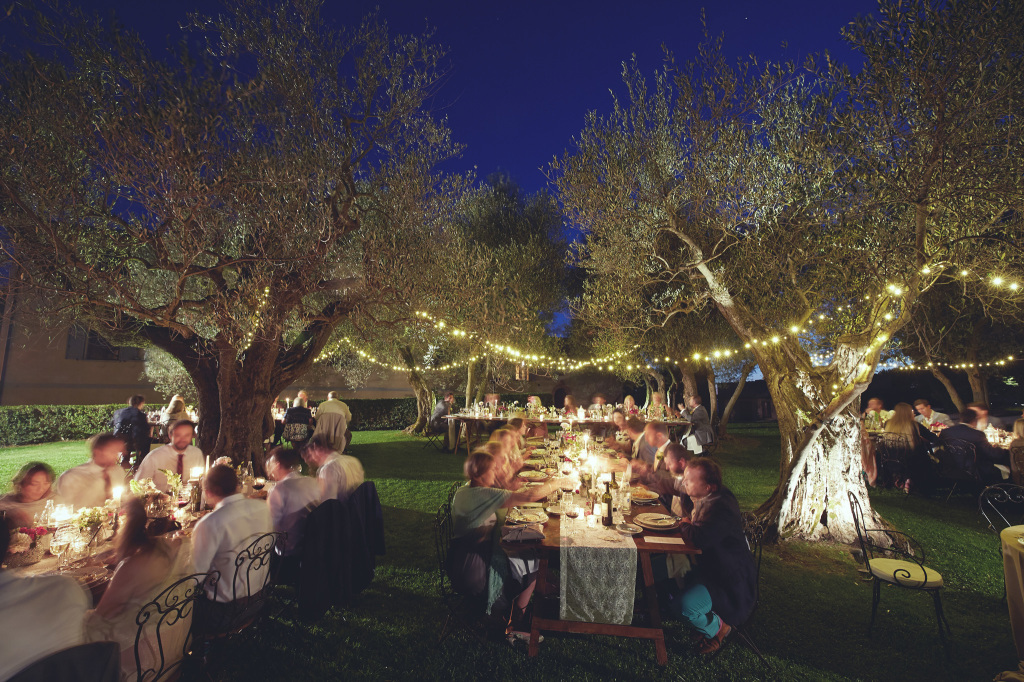 Wedding-dinner-in-tuscany-in-the-illuminated-olive-grove-copia-1024x682-1
