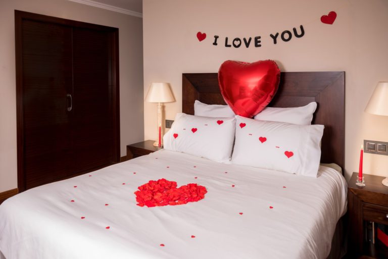 Cama-con-petalos-de-rosas-16-768x513-1