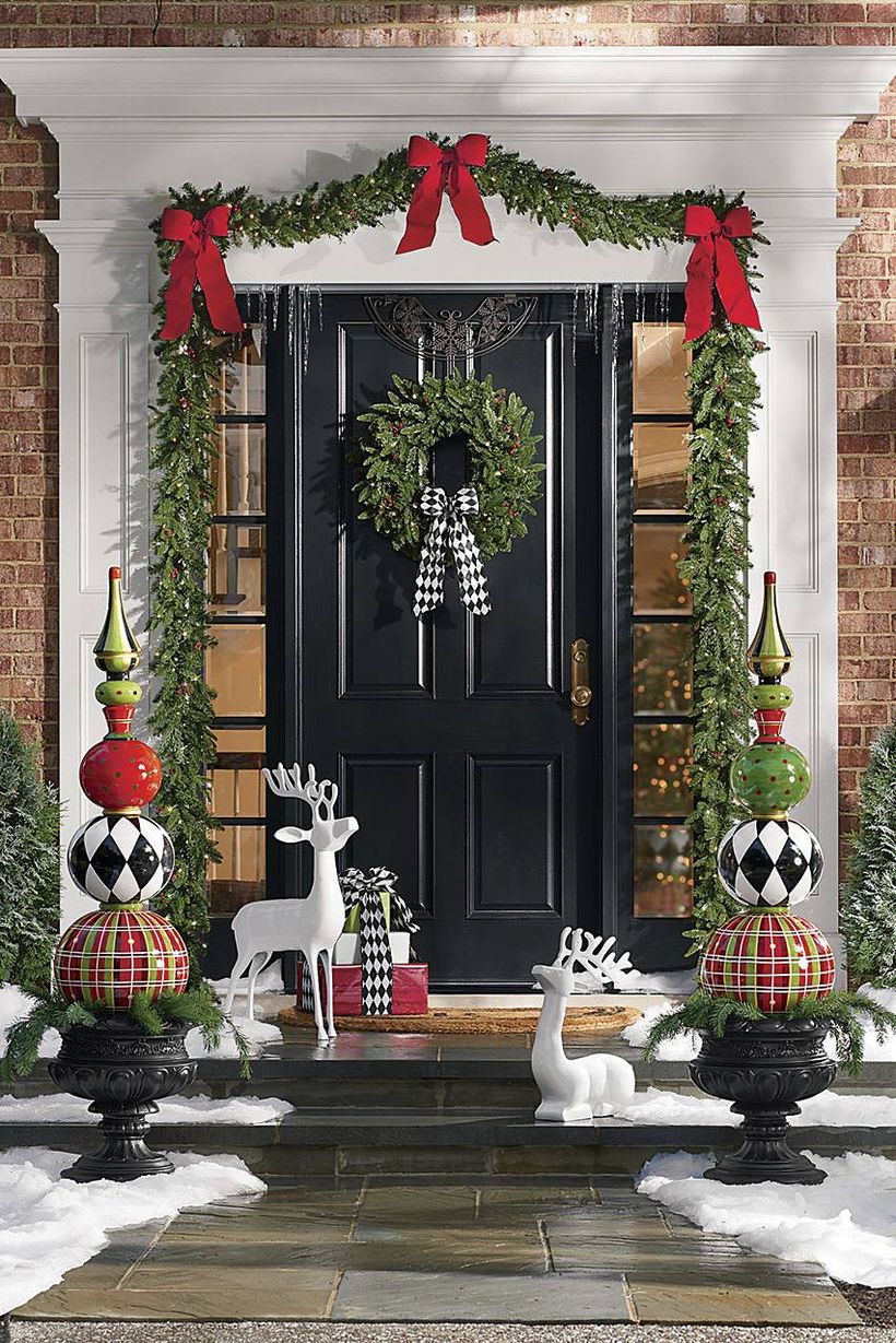 Christmas-front-door-red-and-black-decor-1