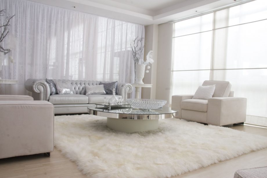 Elegant-white-fur-rug-for-luxury-living-room-interior-decorating_living-room-layout-and-decor