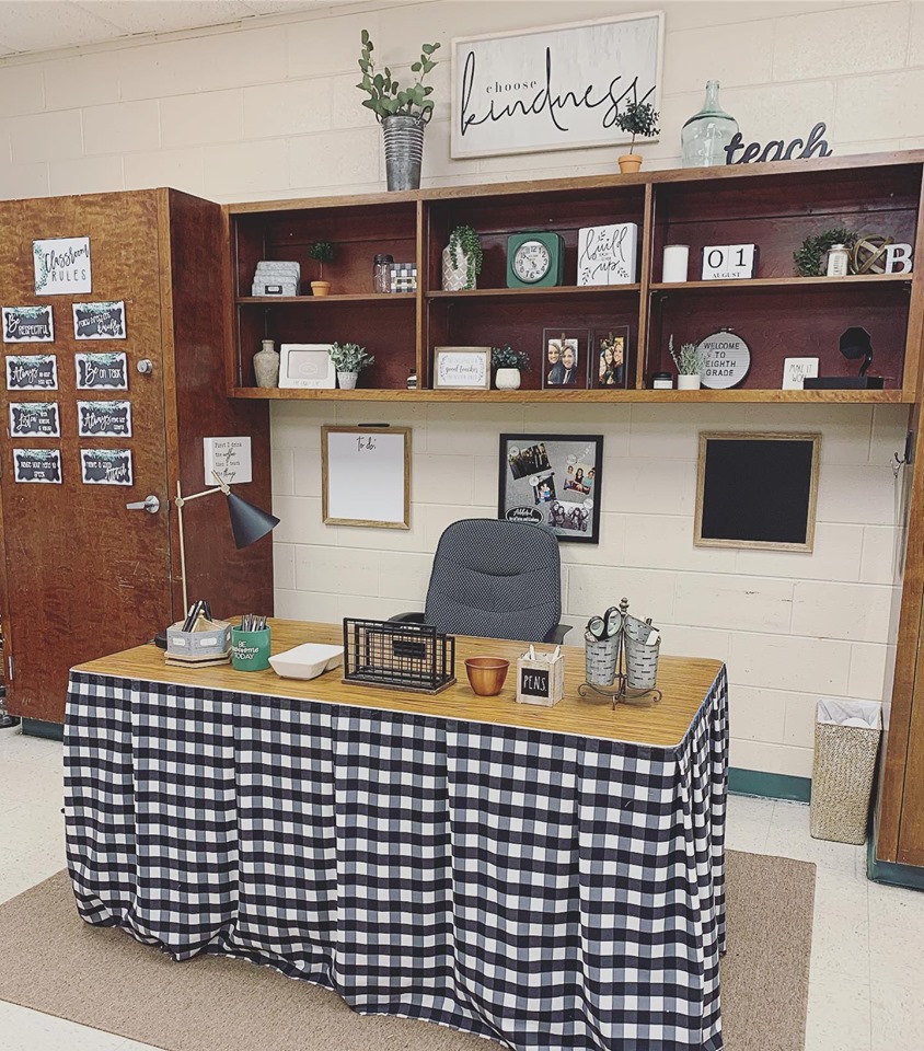 1-farmhouse-classroom_teachers-desk