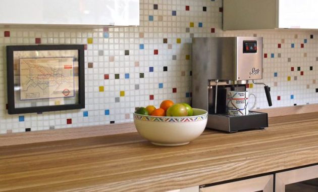 2-mosaic-tile-ideas-bright-and-cheery-kitchen-backsplash-56a49e2a3df78cf772834ac2-1
