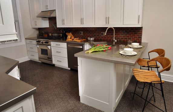 2-kitchen-breakfast-bar-peninsula-moriarty-interiors-via-houzz