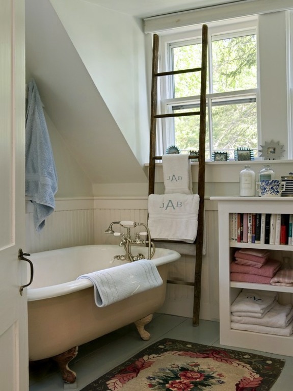 2-wooden-towel-ladder-in-both-rustic-as-well-as-in-modern-bathroom-20-156-1