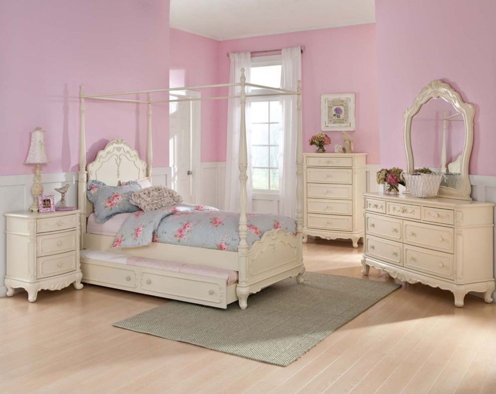 3-white-bedroom-fur2