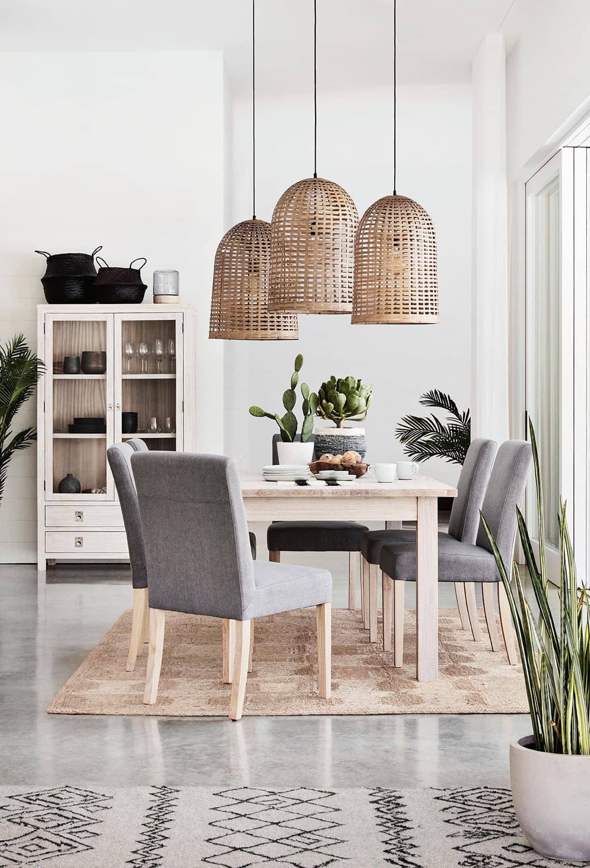 Jute-rug-under-dining-room-table-coastal-dining-room-ideas