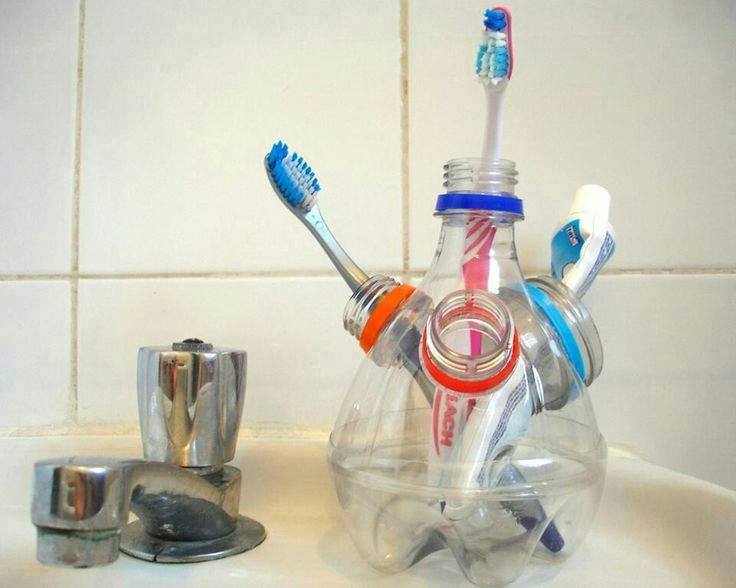 Toothbrush-holder-from-plastic-bottles-1