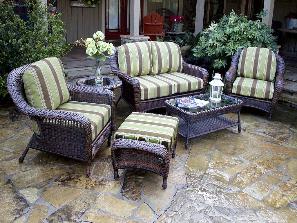 Outdoor-wicker-patio-furniture-sets-cushions