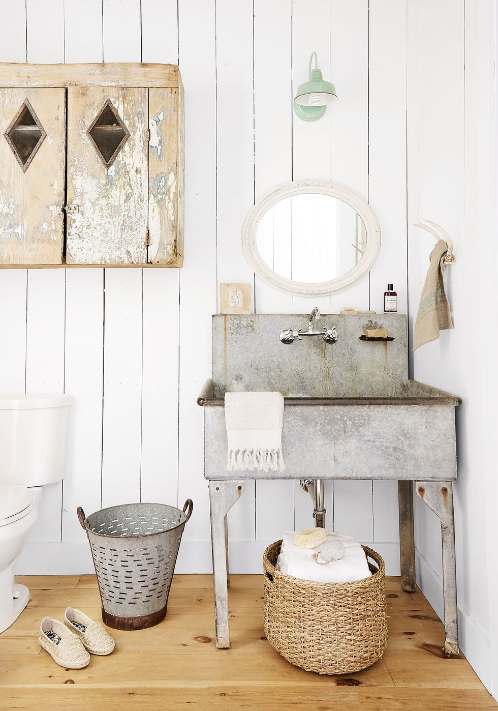 Stand out sink Vitalizing Half Bathroom Ideas That Refreshing Your Half Space In A Right Way